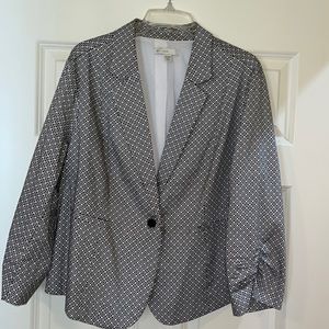 Be cute as a button in this fitted print blazer